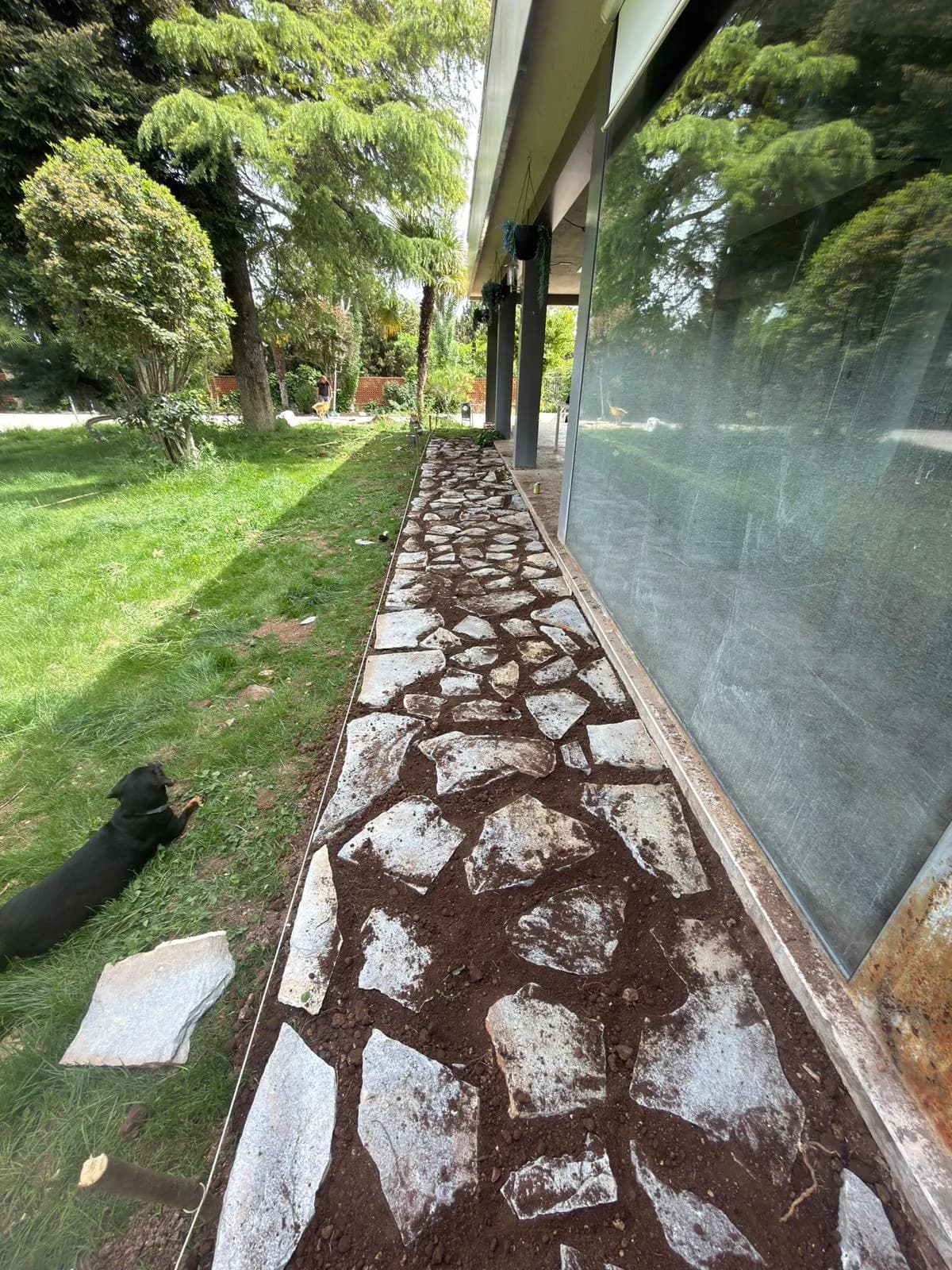 Sendero de piedra natural colocado junto a vivienda moderna