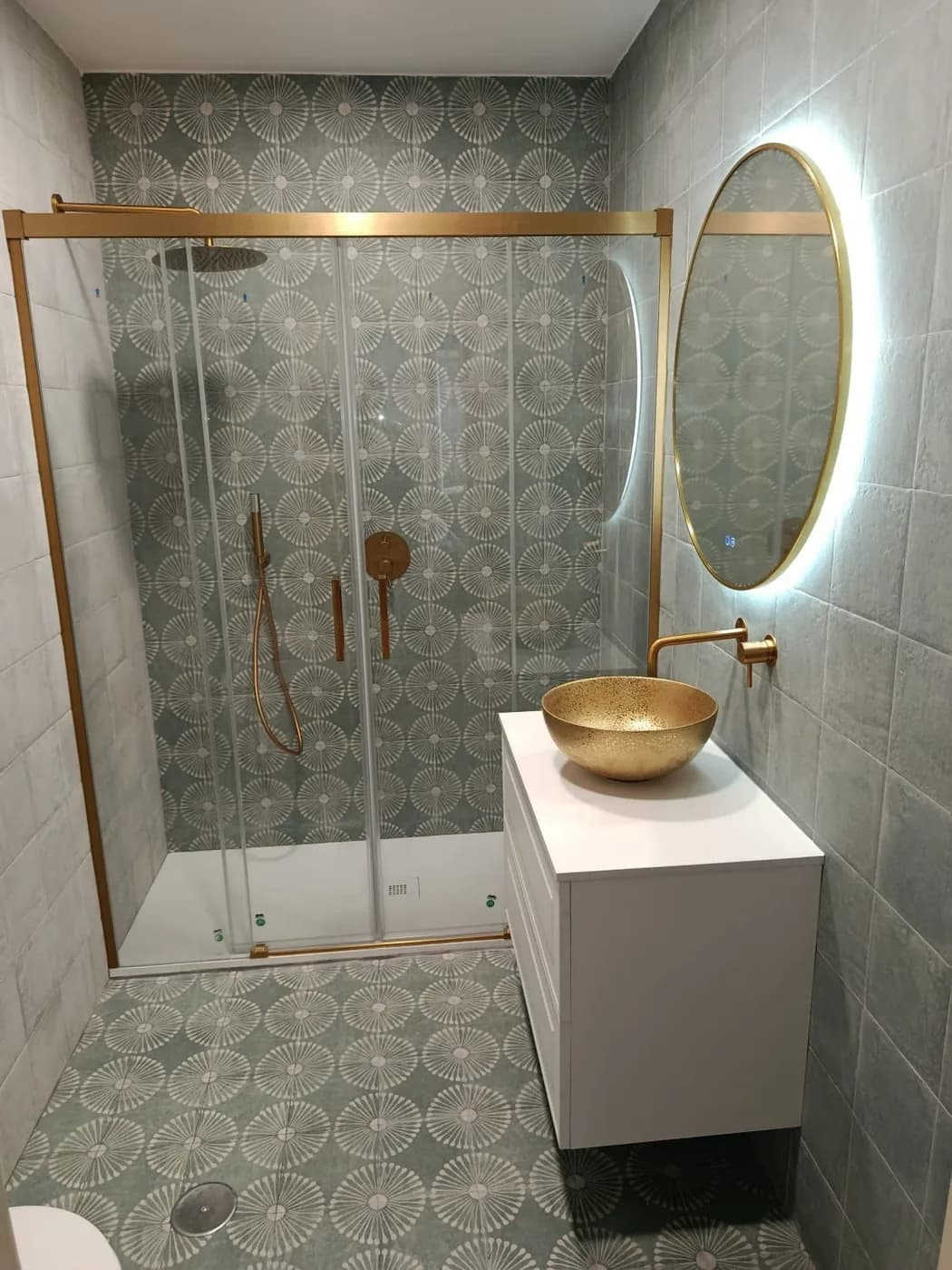 Baño reformado con grifería dorada en Ciudad Real